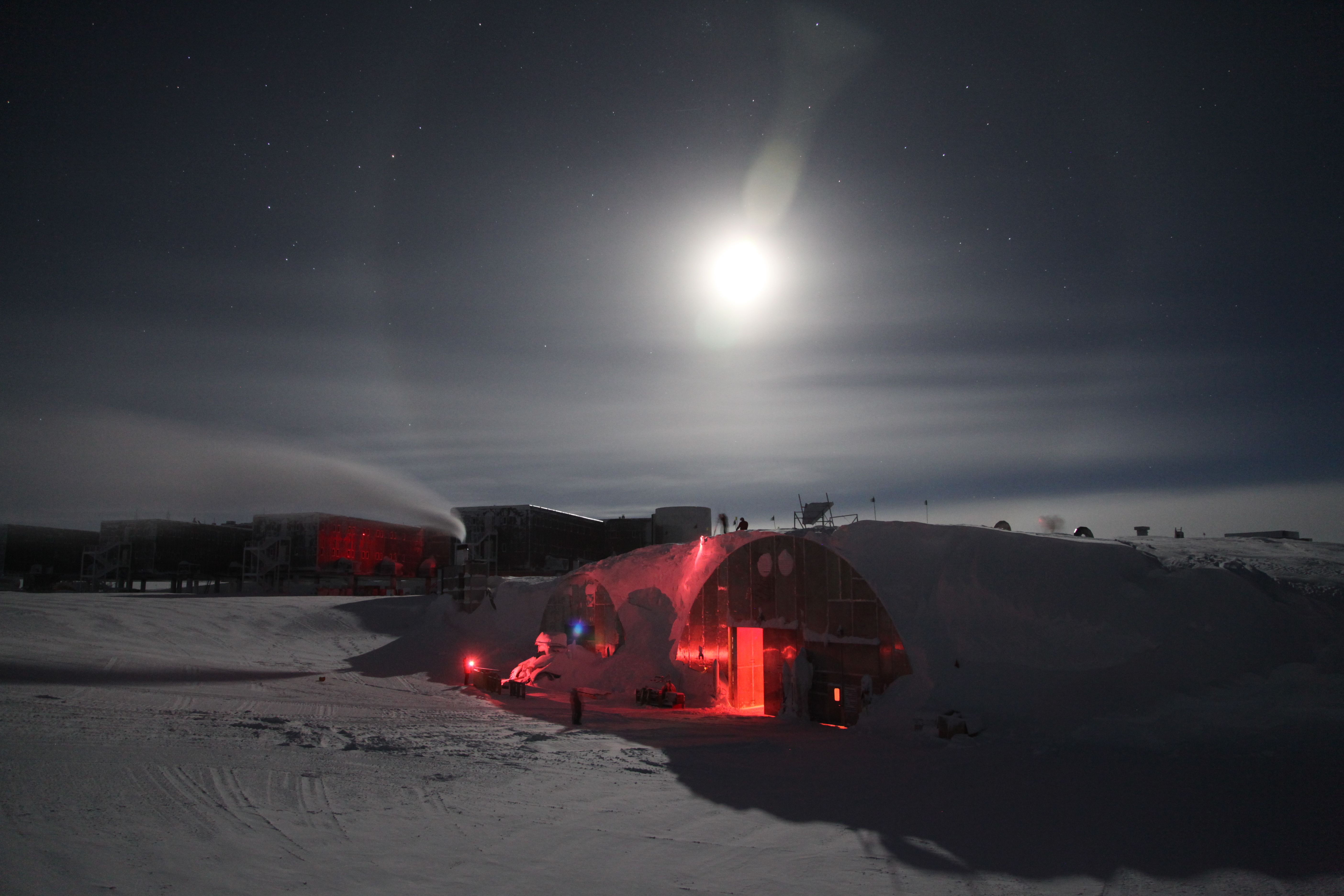 Включи станцию на ночь. Полюс недоступности (антарктическая станция). Полярная ночь в Антарктиде. Антарктида ночью. Ночь на Северном полюсе.